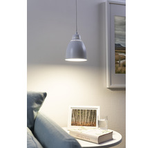 Suspension au-dessus d''une table d''appoint avec livre et photo