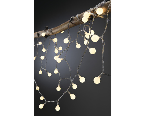 Guirlande lumineuse avec lampes sphériques sur une branche