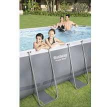 Aufstellpool mit Familie im Garten