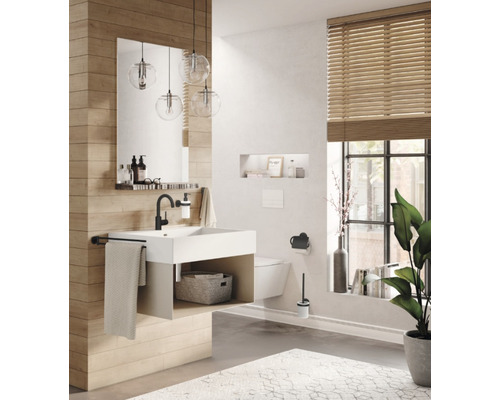 Badezimmer mit Waschtisch, Spiegel, Hänge-WC und Fenster mit Jalousie