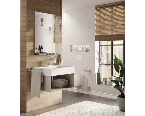 Modernes Badezimmer mit Waschtisch, Spiegel, Beleuchtung und Toilette in hellem Design.