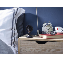 Überwachungskamera auf einem Nachttisch neben einem Bett