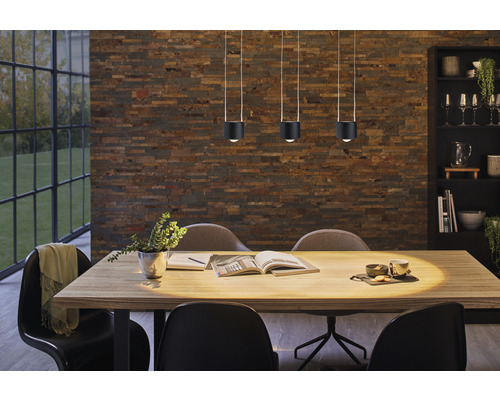 Esszimmer mit Esstisch, Stühlen und drei Hängeleuchten