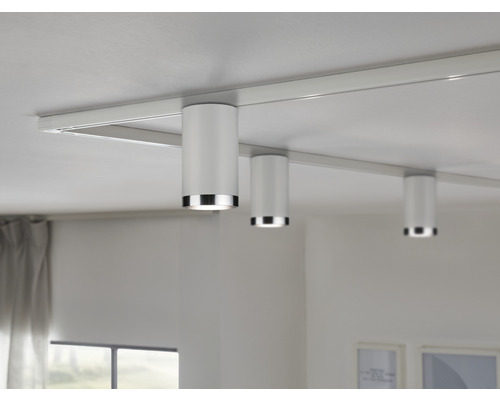 Deckenleuchte mit drei zylindrischen Strahlern an einer Schiene