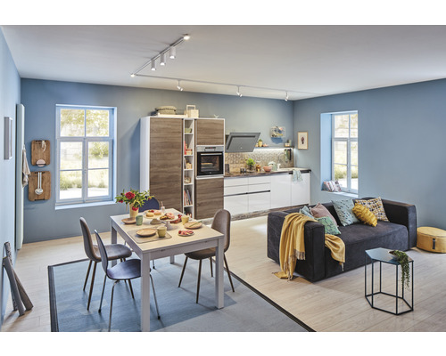 Heller Wohnraum mit Einbauküche, Esstisch und Sofa