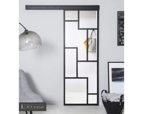 Porte coulissante avec design géométrique dans une pièce lumineuse