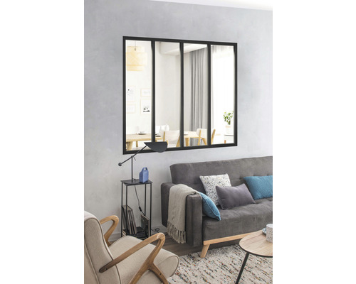 Wohnzimmer mit Spiegel im Fensterstil, Sofa und Sessel