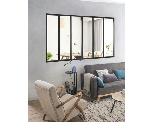 Wohnzimmer mit Spiegel im industriellen Design, Sofa und Sessel