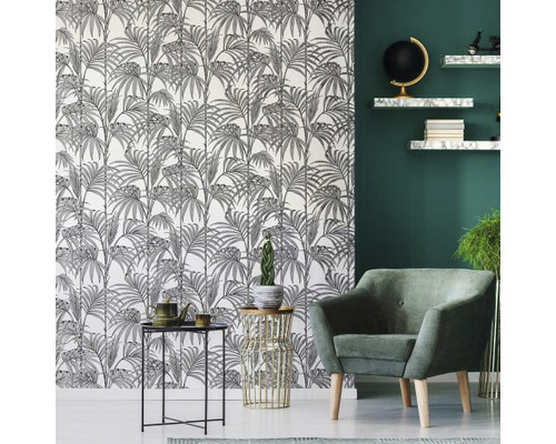 Dekoratives Interieur mit gemusterter Tapete, Sessel und Regalen