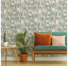 Salon avec papier peint à motifs de palmiers, canapé et plantes d''intérieur