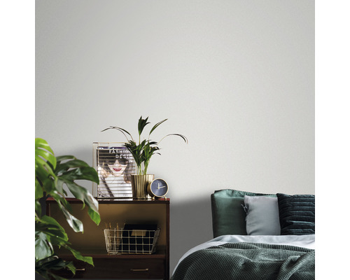 Szene mit einem Schlafzimmer mit Bett, Nachttisch und Zimmerpflanzen