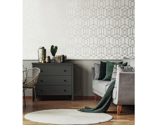 Wohnzimmer mit geometrischer Tapete, Kommode und Sofa