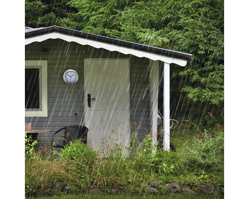 Abri de jardin avec horloge sous la pluie