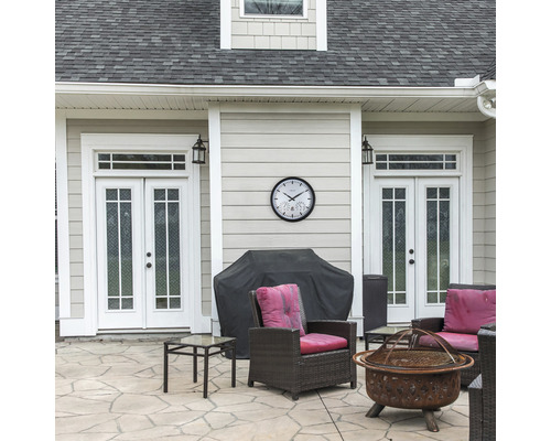 Terrasse mit Gartenmöbeln, Grill und Außenuhr