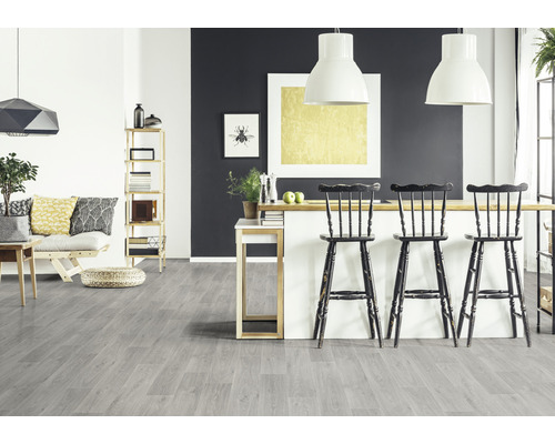 Heller Raum mit grauer Holzbodenoptik, Barhockern und Regalen.