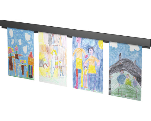 Tringle à tableaux avec quatre dessins d''enfants
