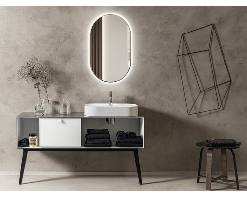 Salle de bain moderne avec lavabo, miroir et éléments décoratifs