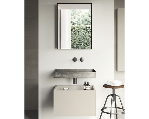 Salle de bain moderne avec lavabo, miroir et tabouret