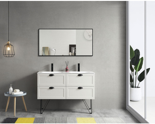 Salle de bain avec meuble sous-lavabo, miroir et décorations