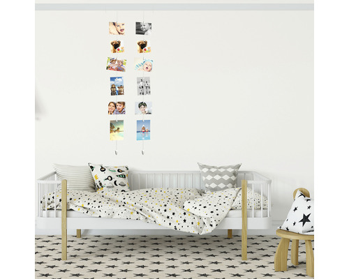 Kinderzimmer mit Fotogalerie, Kinderbett und Sternenteppich
