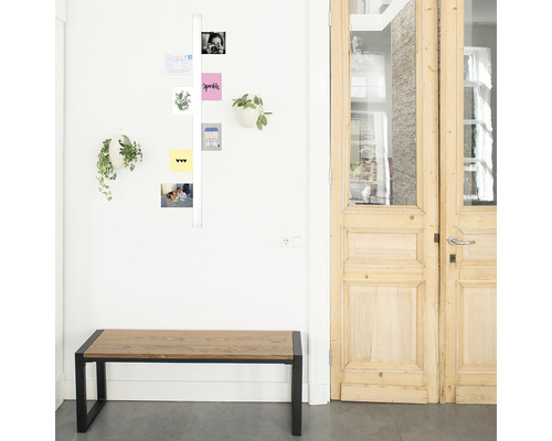 Flur mit einer Bank, einer Pinnwand und Dekorationen