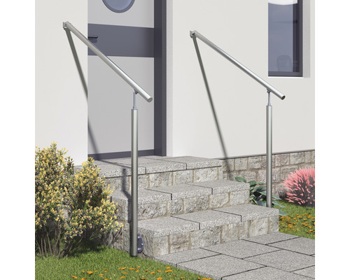Deux rampes d''escalier en acier inoxydable sur un escalier extérieur devant une maison.