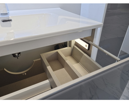 Detailansicht eines Waschtischunterschranks mit Auszug, Innenbeleuchtung und Schubladeneinteilung