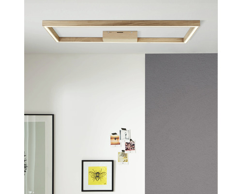 Rechteckige Deckenleuchte aus Holz mit integrierter LED-Beleuchtung in einem hellen Raum.