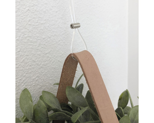 Detailaufnahme einer Dekoration mit Lederbandaufhängung