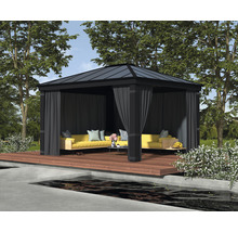Scène de jardin avec pavillon sur une terrasse en bois, équipée de canapés et de rideaux