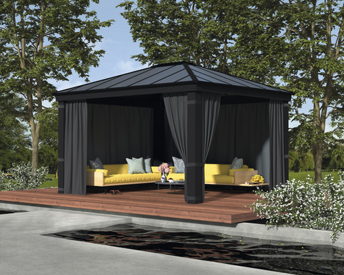 Gartenszene mit Pavillon auf einer Holzterrasse, ausgestattet mit Sofas und Vorhängen