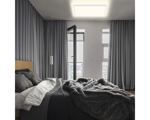 Chambre avec lit, rideaux et plafonnier carré