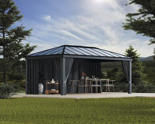 Gartenpavillon mit Vorhängen, Tisch und Stühlen im Freien