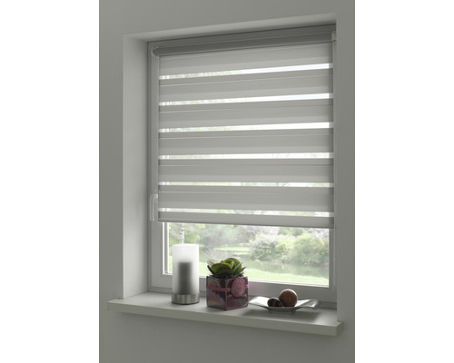 Fenster mit Doppelrollo für Sicht- und Sonnenschutz