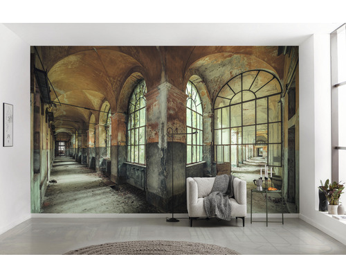 Fototapete mit Motiv eines alten, verlassenen Gebäudes mit Fenstern und Bögen