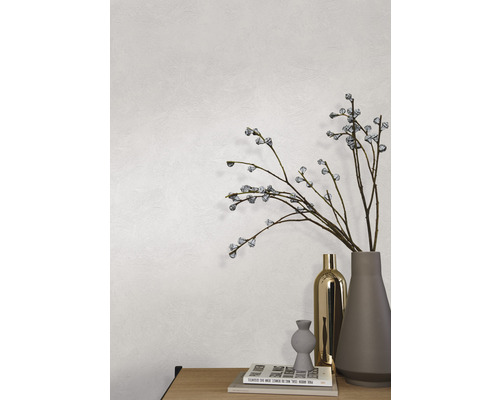 Mur décoratif avec papier peint intissé et arrangement de vases