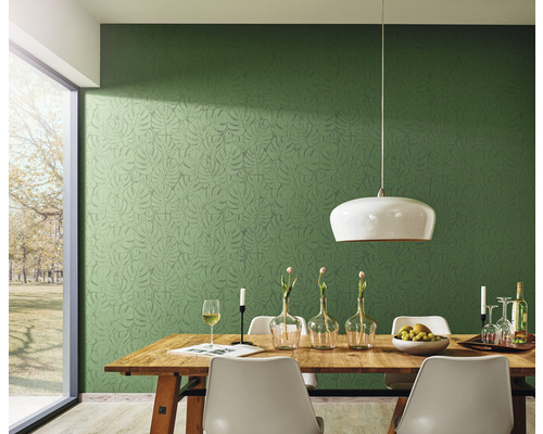 Salle à manger avec papier peint à feuilles vertes, table à manger et suspension