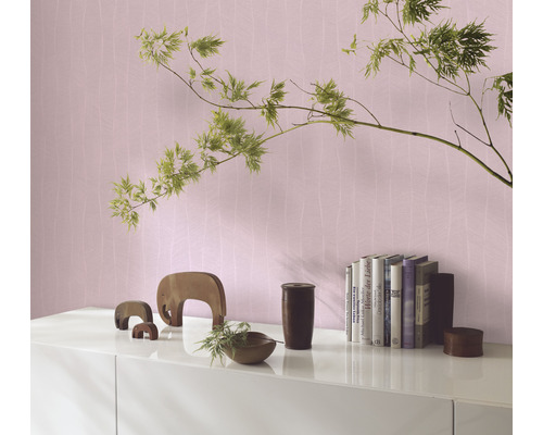 Scène d''intérieur avec papier peint à motifs, livres et décoration sur un buffet