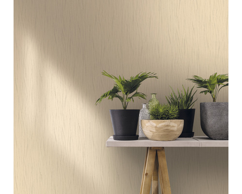 Vue d''une pièce avec du papier peint à motifs, des plantes et des objets de décoration sur une étagère