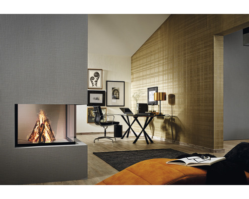 Salon avec cheminée, bureau et décoration pour une ambiance lumineuse