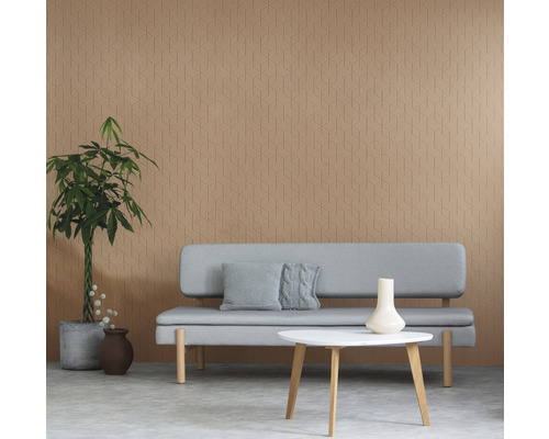 Wohnzimmer mit geometrischer Mustertapete, Sofa, Tisch und Zimmerpflanze