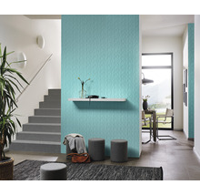 Helle Diele mit Treppe, Dekoration, Sitzgelegenheiten und aqua farbener Tapete mit Muster