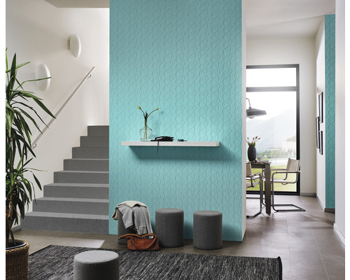 Helle Diele mit Treppe, Dekoration, Sitzgelegenheiten und aqua farbener Tapete mit Muster