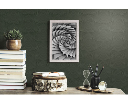 Pièce décorative avec plante, pile de livres et image de plante encadrée