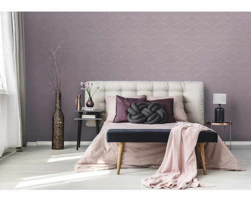 Chambre avec papier peint à motifs, lit, tables de chevet et éléments décoratifs pour une ambiance chaleureuse.