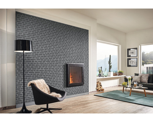 Wohnzimmer mit gemusterter Tapete, Kamin und Einrichtung