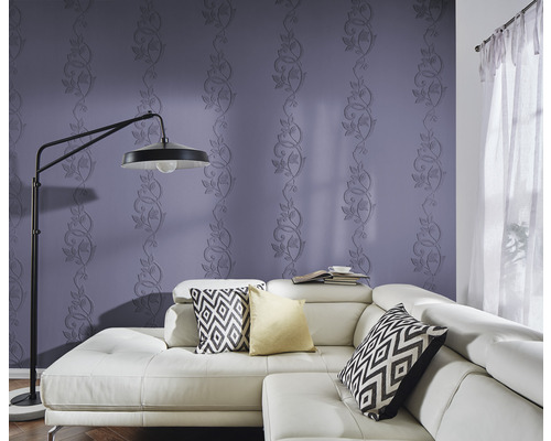 Wohnzimmer mit gemusterter Tapete, Sofa und Stehlampe