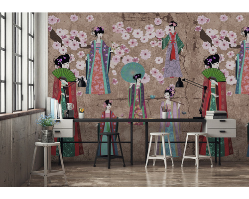 Pièce avec papier peint à motifs de geishas, table et chaises.
