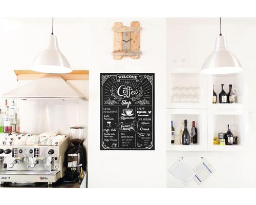 Helle, freundliche Kaffeeecke mit Kaffeemaschine, Getränken und Dekoration