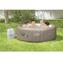 Bain à remous Lay-Z-Spa gonflable avec quatre personnes dans le jardin.